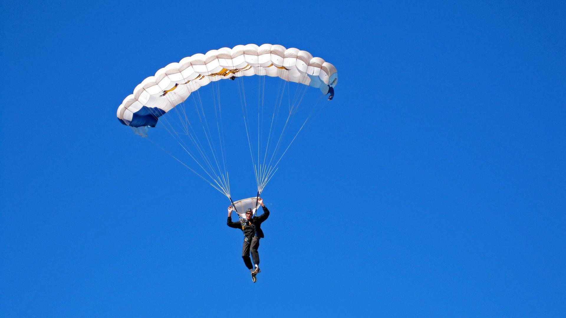 开云电竞入口-“漂移王者：弯道飞旋的速度舞蹈”，漂移入弯教学